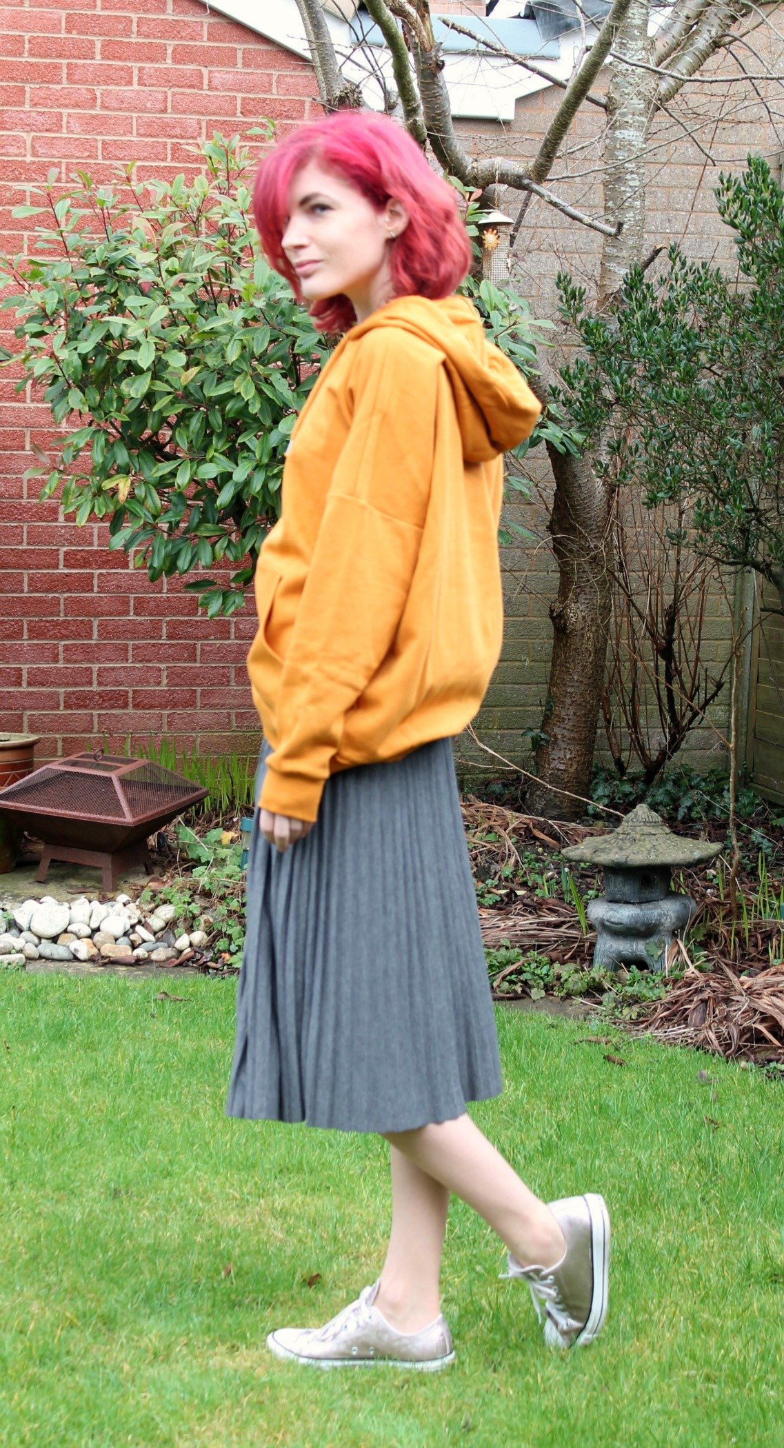 pleated skirt and converse outfit | A 